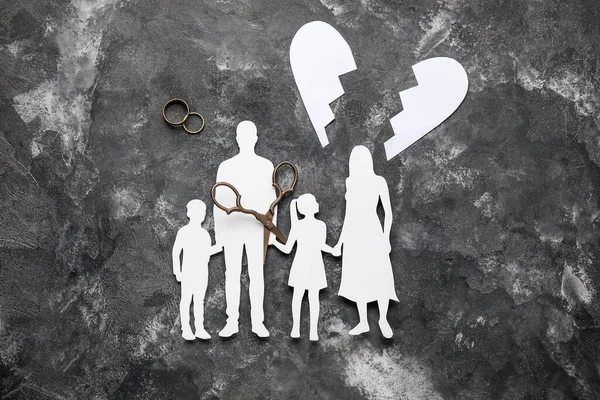 Familie Figuren Met Schaar Ringen Grunge Achtergrond — Stockfoto