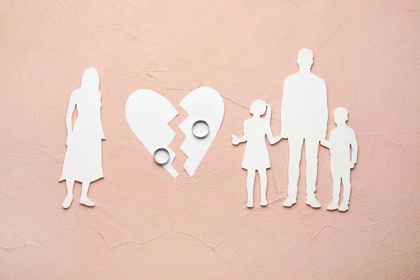 Familienfiguren Mit Ringen Und Gebrochenem Herzen Auf Farbigem Hintergrund — Stockfoto