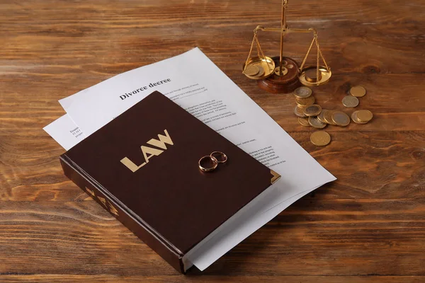 Právnická Kniha Prsteny Rozsudek Rozvodu Dřevěném Pozadí — Stock fotografie