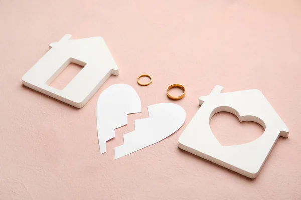 Figures House Broken Heart Rings Color Background — Stock Photo, Image