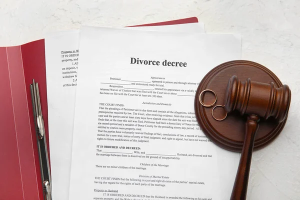Суддя Дав Обручки Декрет Про Розлучення Світлому Тлі — стокове фото