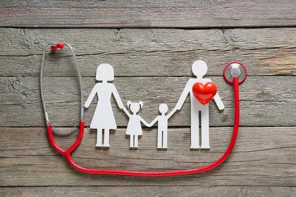 Stetoscopio Moderno Con Cuore Figure Famiglia Sfondo Legno — Foto Stock