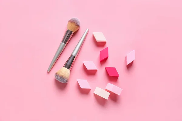 Esponjas Maquillaje Con Cepillos Sobre Fondo Color — Foto de Stock