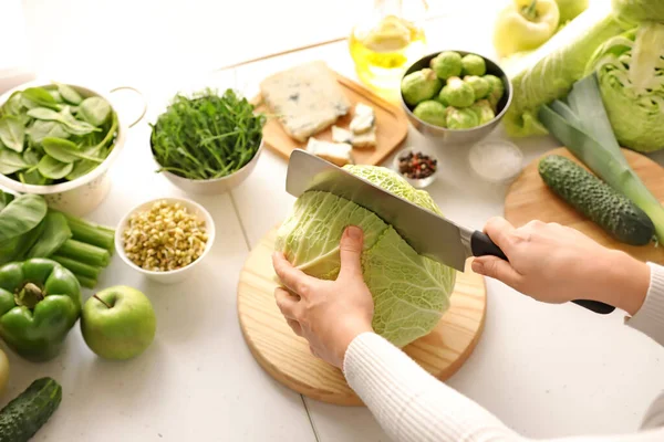 Kvinna Skära Kål Bord Kök — Stockfoto