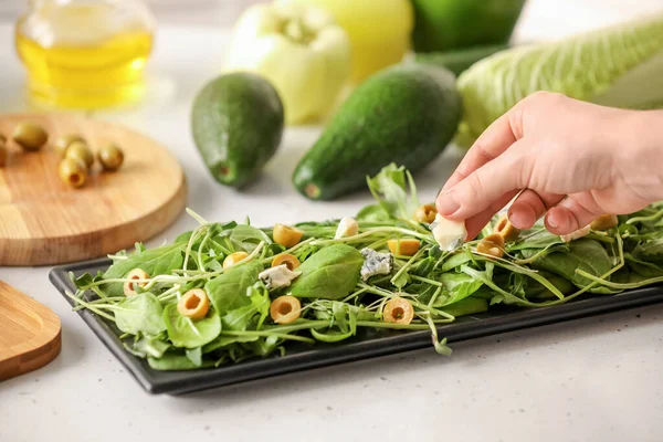 Kvinna Gör God Sallad Med Färska Grönsaker Bordet — Stockfoto