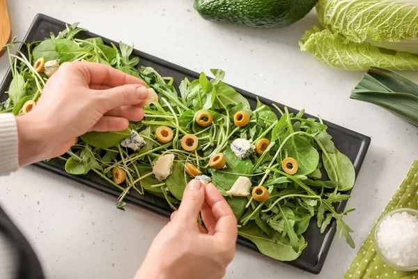 Donna Che Gustosa Insalata Con Verdure Fresche Sul Tavolo — Foto Stock