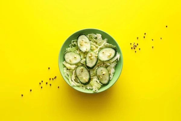 Cuenco Ensalada Sabrosa Con Verduras Frescas Sobre Fondo Color — Foto de Stock