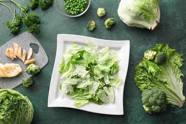 Ingredienser För Välsmakande Sallad Med Färska Grönsaker Och Kyckling Färg — Stockfoto