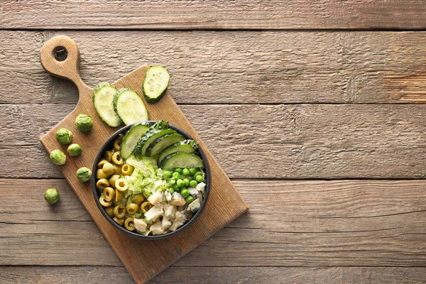 Tigela Salada Saborosa Com Legumes Frescos Fundo Madeira — Fotografia de Stock