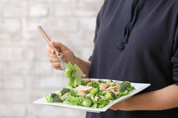 Mulher Comendo Salada Saborosa Com Legumes Frescos Frango Close — Fotografia de Stock