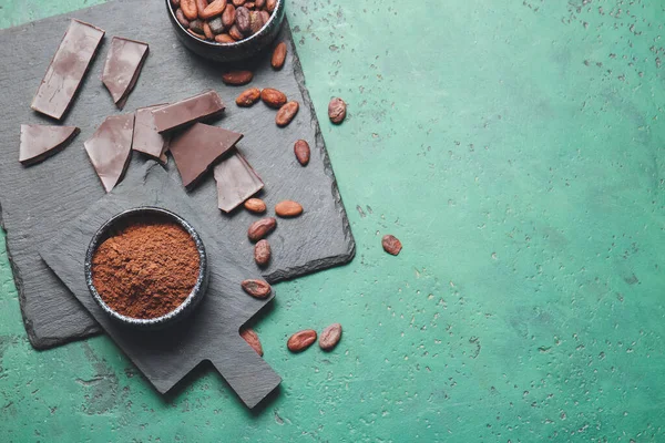 Mísy Kakaovým Práškem Fazolemi Čokoládou Barevném Pozadí — Stock fotografie