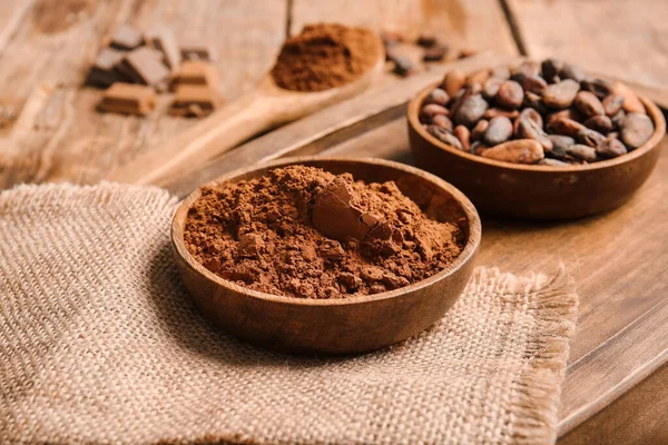 Cuencos Con Cacao Polvo Frijoles Sobre Fondo Madera — Foto de Stock
