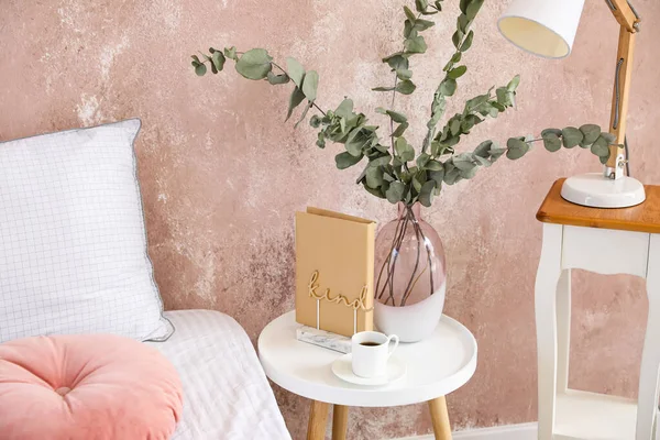 Meja Samping Tempat Tidur Dengan Vas Dan Cangkir Kopi Dekat — Stok Foto