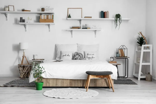 Interior Kamar Tidur Modern Dengan Meja Dan Tanaman Rumah Tangga — Stok Foto