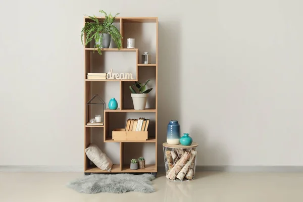 Houten Plank Met Boeken Decor Buurt Van Lichtmuur Kamer — Stockfoto