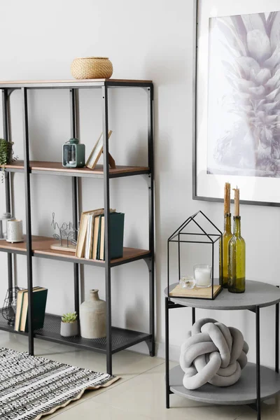 Moderne Plank Met Boeken Tafel Buurt Van Witte Muur Kamer — Stockfoto