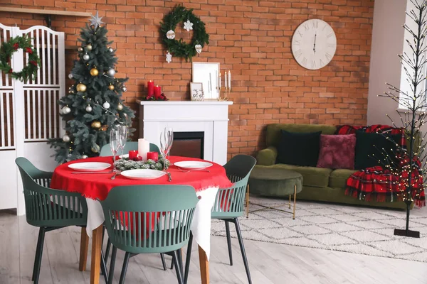 有圣诞树和壁炉的餐厅的内部 — 图库照片