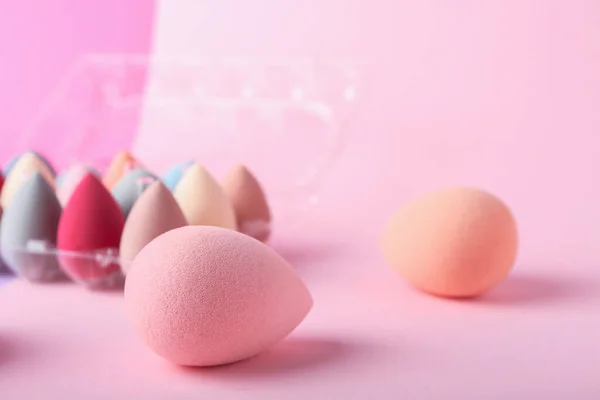 Plastic Eieren Houder Met Make Sponzen Kleur Achtergrond Close — Stockfoto