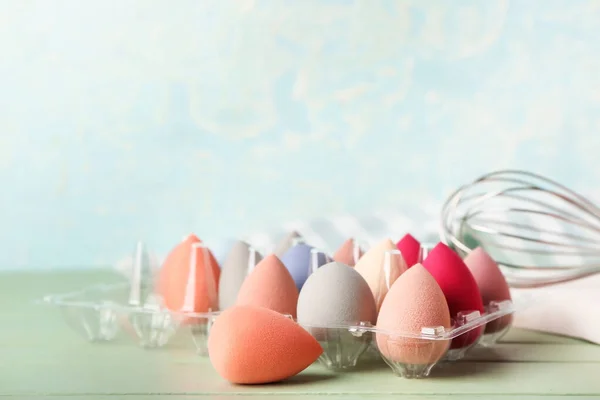 Plast Ägghållare Med Makeup Svampar Färg Bakgrund — Stockfoto