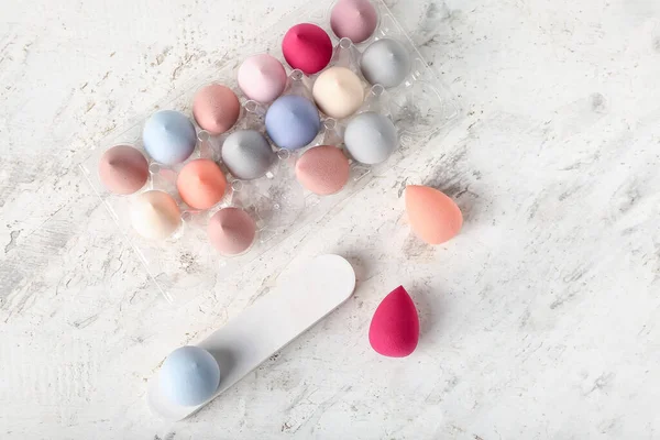 Plast Ägg Hållare Med Makeup Svampar Ljus Bakgrund — Stockfoto