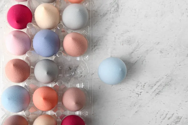 Plast Ägg Hållare Med Makeup Svampar Ljus Bakgrund Närbild — Stockfoto