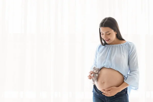 Jonge Zwangere Vrouw Met Baby Speelgoed Buurt Venster Thuis — Stockfoto