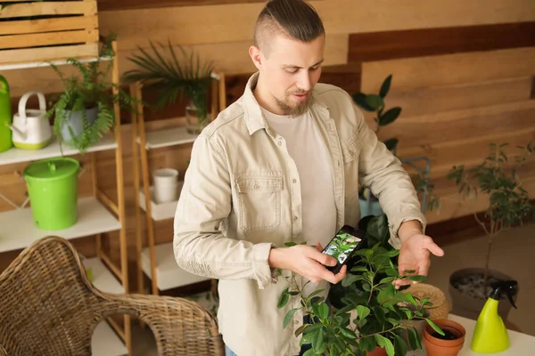 Joven Tomando Fotos Plantas Casa — Foto de Stock