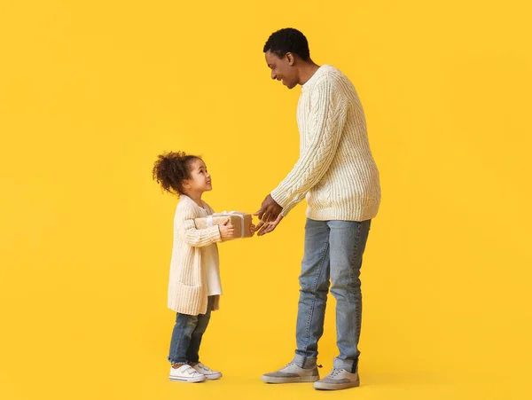 Cute African American Girl Greeting Her Dad Father Day Color — Stock Photo, Image