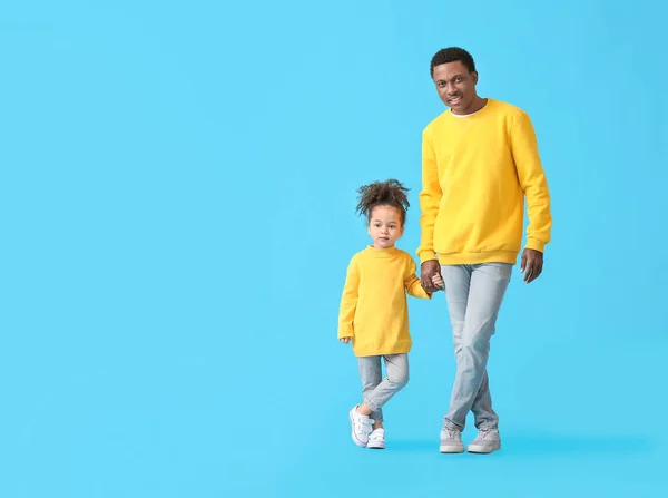 Portret Szczęśliwego Afroamerykanina Ojca Jego Córeczki Kolorowym Tle — Zdjęcie stockowe
