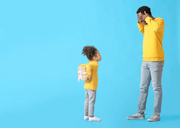 Cute African American Girl Greeting Her Dad Father Day Color — Stock Photo, Image