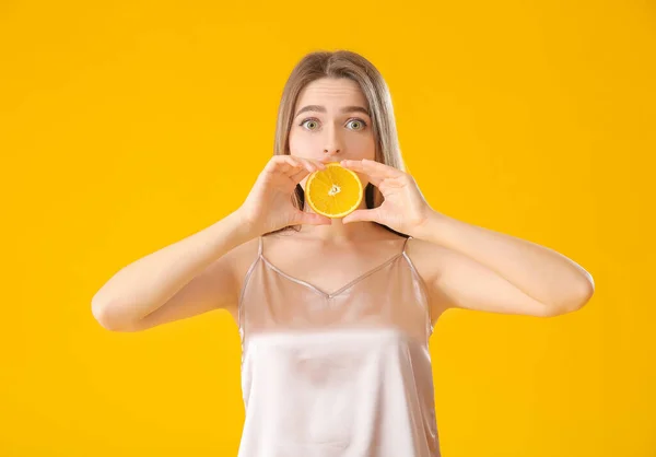 Sorpresa Giovane Donna Con Arancione Sfondo Colore — Foto Stock