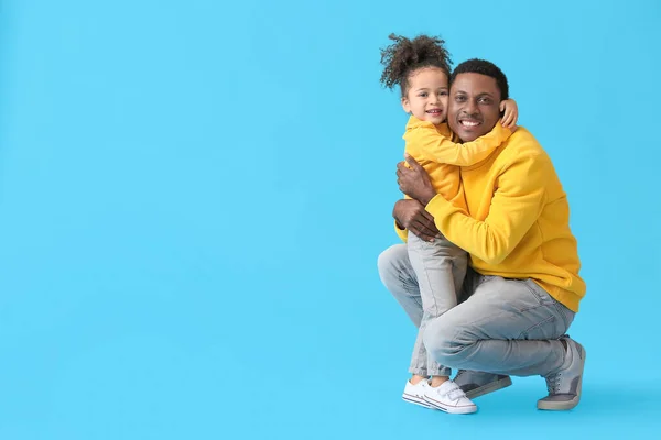 Portret Szczęśliwego Afroamerykanina Ojca Jego Córeczki Kolorowym Tle — Zdjęcie stockowe