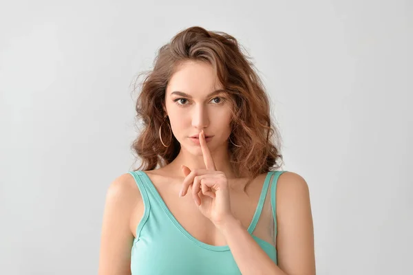 Mooie Jonge Vrouw Badpak Tonen Stilte Gebaar Grijze Achtergrond — Stockfoto