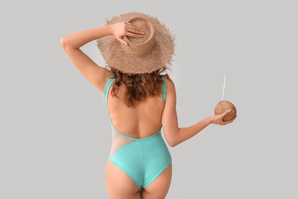 Schöne Junge Frau Badeanzug Und Mit Kokosnuss Auf Grauem Hintergrund — Stockfoto