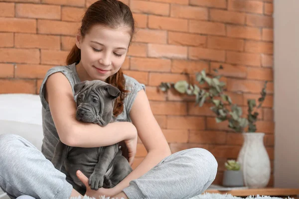 Linda Chica Con Cachorro Casa — Foto de Stock