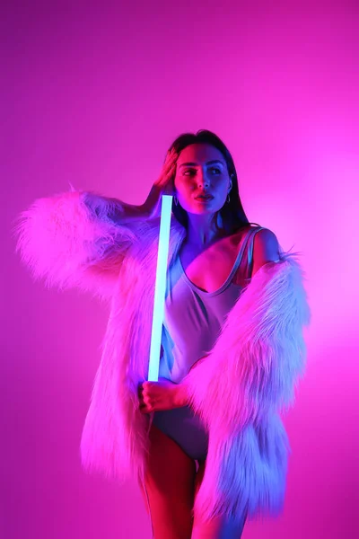 Toned Portret Van Mooie Jonge Vrouw Met Neon Lamp Kleur — Stockfoto