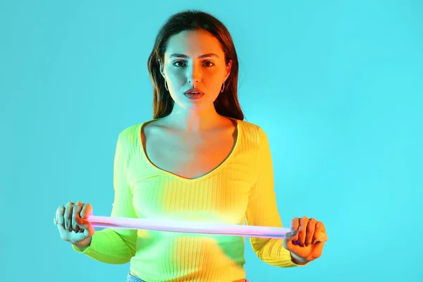 Tonat Porträtt Vacker Ung Kvinna Med Neon Lampa Färg Bakgrund — Stockfoto