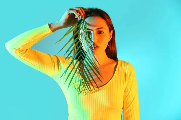 Retrato Tonificado Una Hermosa Joven Con Hoja Tropical Sobre Fondo —  Fotos de Stock