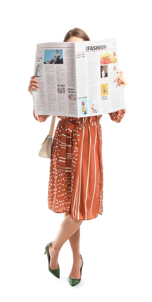 Mujer Joven Leyendo Periódico Sobre Fondo Blanco — Foto de Stock