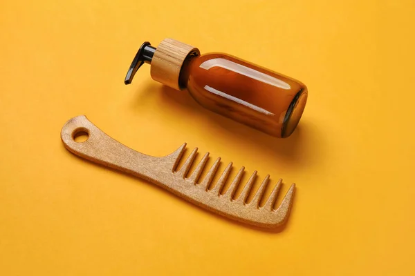 Wooden Hair Comb Cosmetic Serum Color Background — Stock Photo, Image