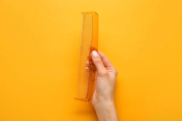 Mão Feminina Com Pente Cabelo Plástico Fundo Cor — Fotografia de Stock