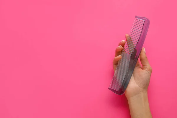 Vrouwelijke Hand Met Plastic Haarkam Kleur Achtergrond — Stockfoto