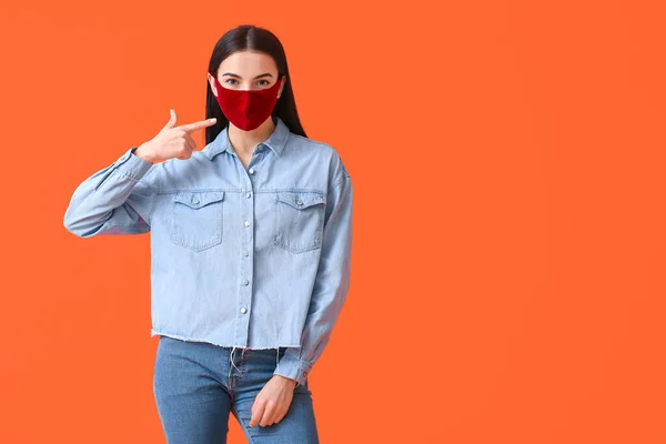 Stilvolle Junge Frau Trägt Maske Auf Farbigem Hintergrund — Stockfoto
