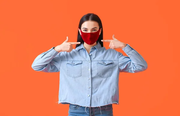 Stilvolle Junge Frau Trägt Maske Auf Farbigem Hintergrund — Stockfoto
