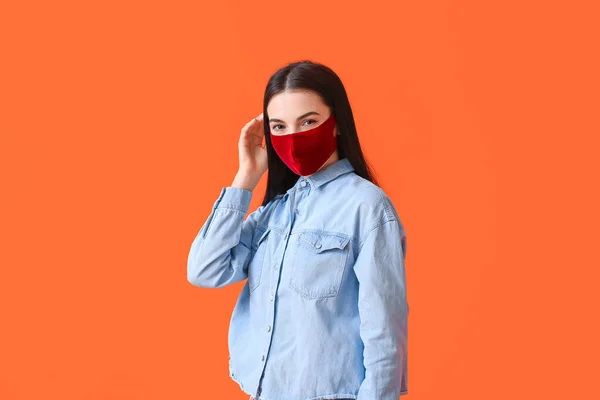 Elegante Jovem Mulher Usando Máscara Fundo Cor — Fotografia de Stock