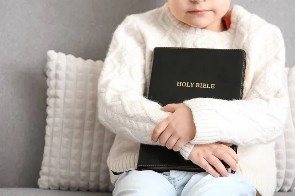 Liten Pojke Med Bibeln Hemma — Stockfoto