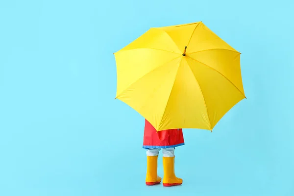 Mignon Petit Garçon Avec Parapluie Sur Fond Couleur — Photo