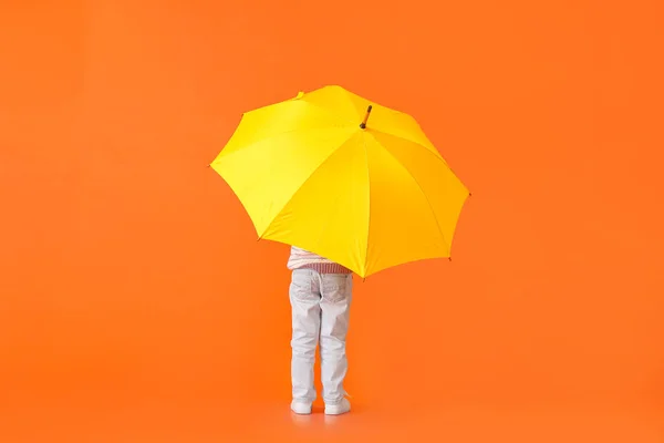 Menino Bonito Com Guarda Chuva Fundo Cor Visão Traseira — Fotografia de Stock