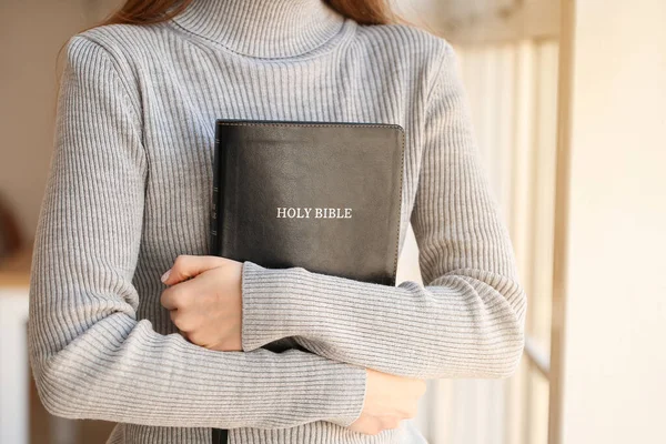 Ung Kvinna Med Bibeln Hemma Närbild — Stockfoto