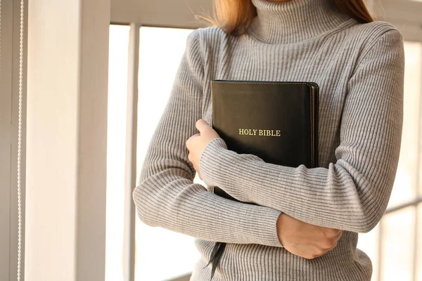 Giovane Donna Con Bibbia Casa — Foto Stock
